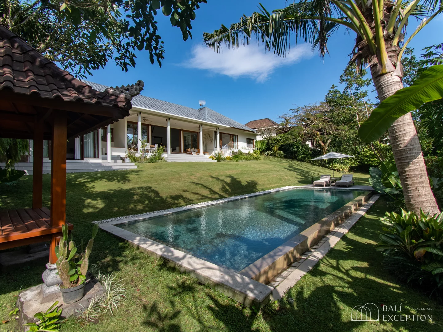 LUXURY 5 BEDROOM VILLA FOR SALE LEASEHOLD IN BERAWA BE-403 